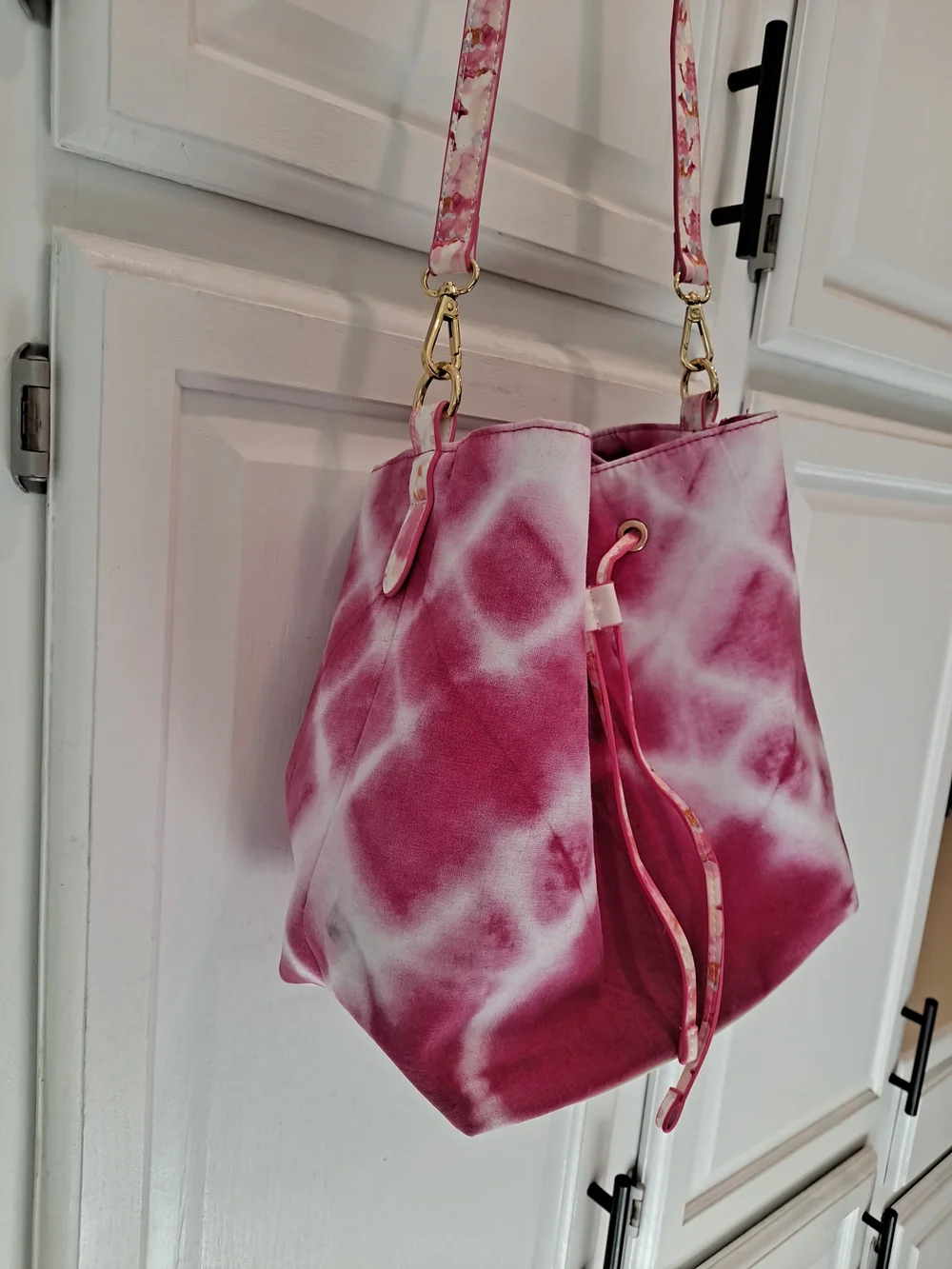 Estee Lauder Pink White Tie-Dye Cotton Poly Bucket Drawstring Hobo Tote Bag